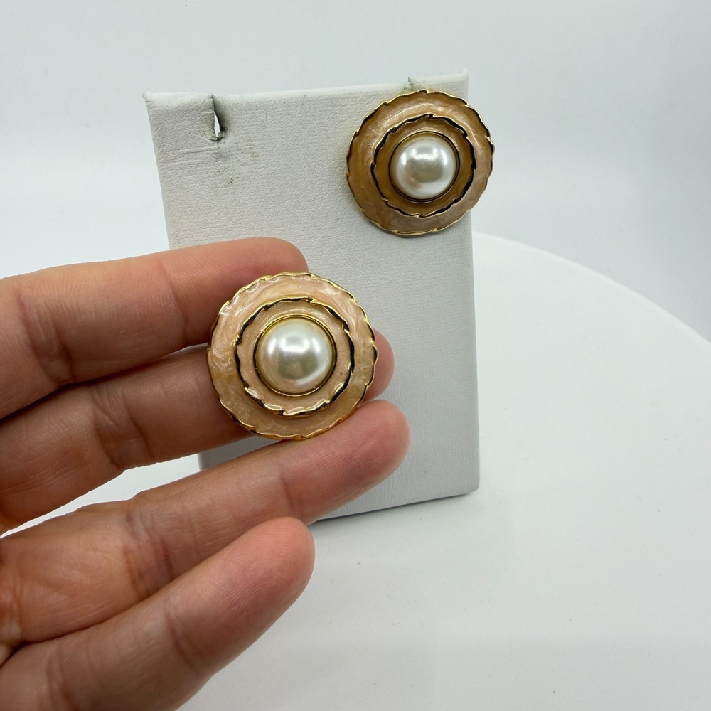 Elegant Pearl Enamel Swirl Stud Earrings Gold Tone 80s Statement Jewelry